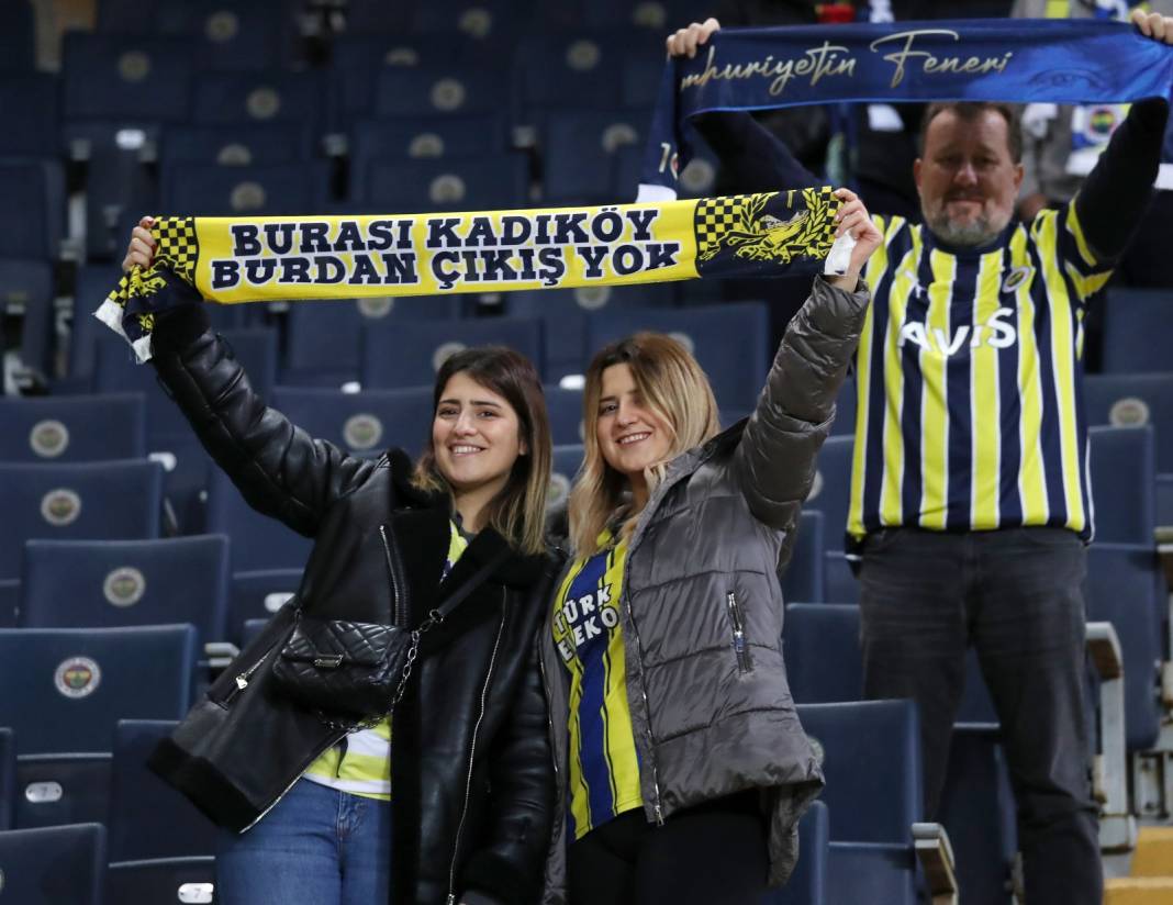 Fenerbahçe Fatih Karagümrük maçından çok özel fotoğraflar: Geri dönüş coşkusu tribünlere böyle yansıdı 18
